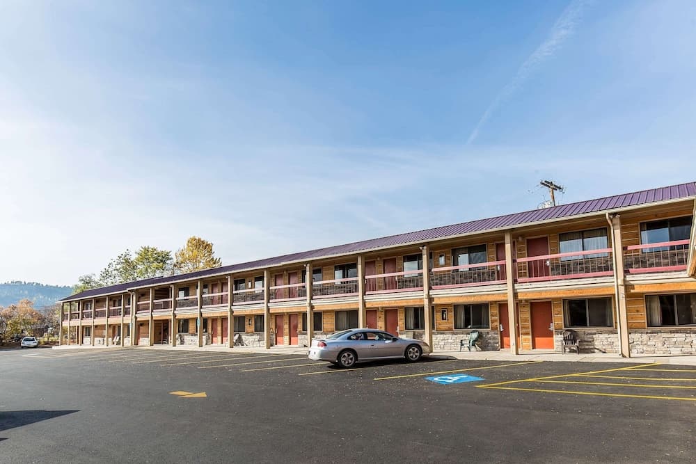Econo Lodge Inn & Suites Kalispell - Glacier National Park Gateway — hotel in Kalispell, Montana
