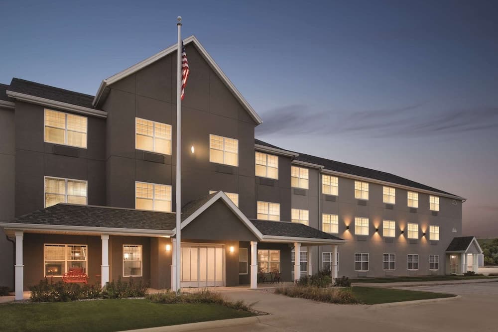 Country Inn & Suites by Radisson, Cedar Falls, IA featured exterior or lobby in Cedar Falls, IA — similar hotel