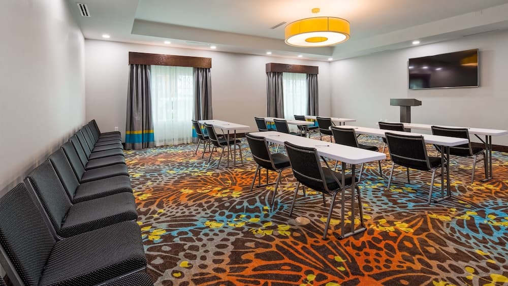 Holiday Inn Express And Suites Pasadena Houston Southeast by IHG gallery photo in Pasadena, TX — image 17
