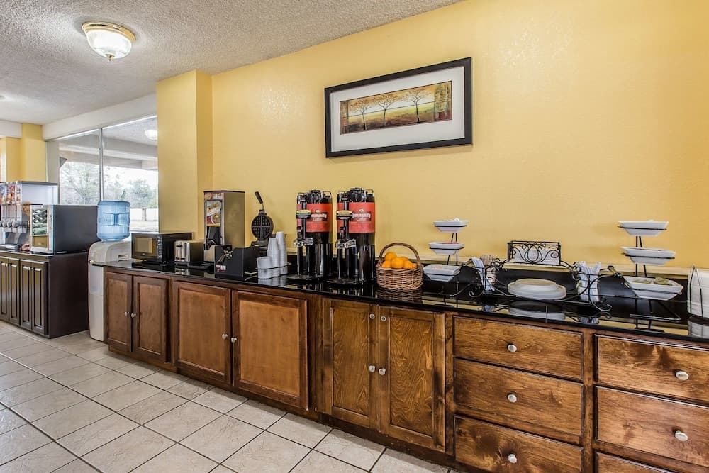 Econo Lodge Byron near Historic District - Warner Robins interior in Byron, GA — gallery photo 2