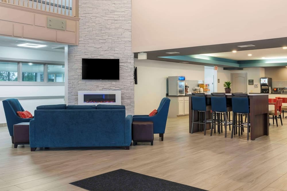 Comfort Suites Elgin Northwest property views in Elgin, IL — gallery photo 3