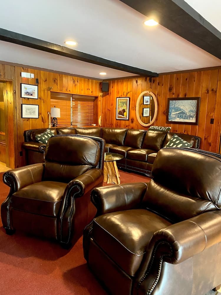 Kitzhof Inn interior in West Dover — gallery photo 2