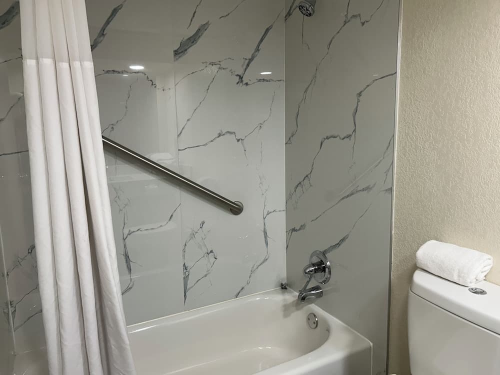 Hilltop Inn & Suites gallery photo in Yonkers, NY — image 8