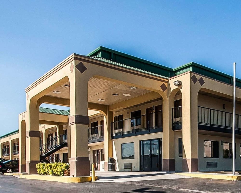 Econo Lodge Inn & Suites Southeast — hotel in La Vergne, Tennessee