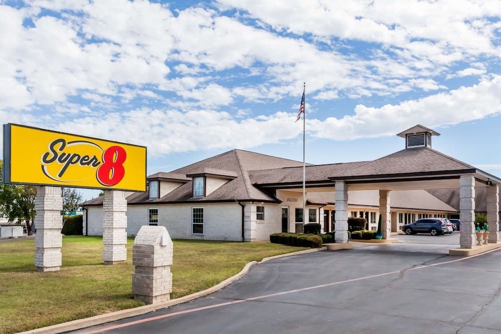 Super 8 by Wyndham Cleburne — hotel in Cleburne, Texas