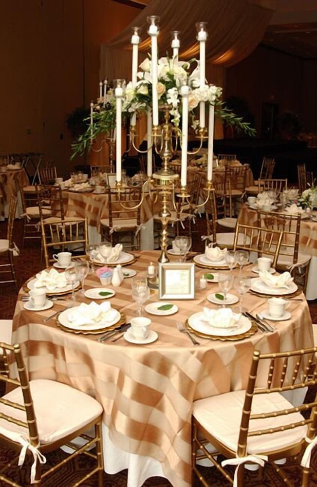 The Bertram Inn & Conf Ctr Trademark Collection by Wyndham interior in Aurora, OH — gallery photo 2