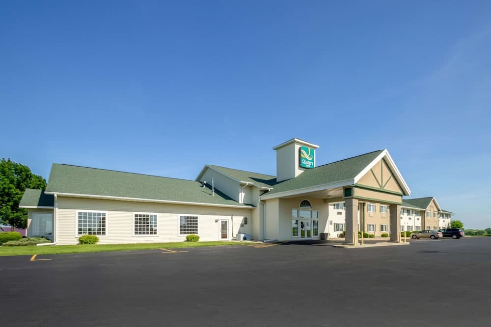 Quality Inn Mineral Point featured exterior or lobby in Mineral Point, WI — similar hotel