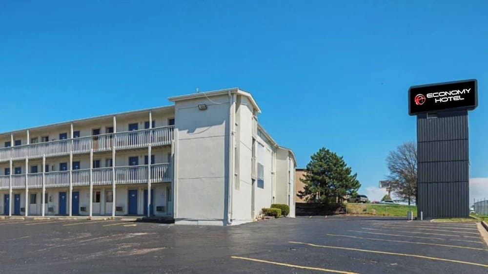 Economy Hotel Kansas City featured exterior or lobby in Blue Springs, MO — similar hotel