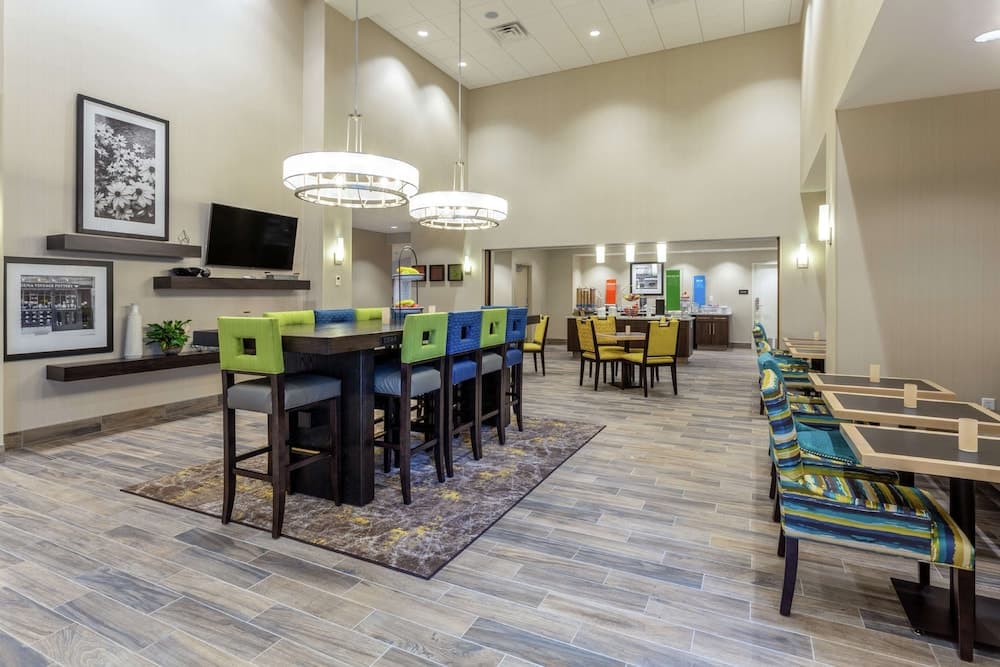 Hampton Inn & Suites Burlington interior in Burlington, IA — gallery photo 2