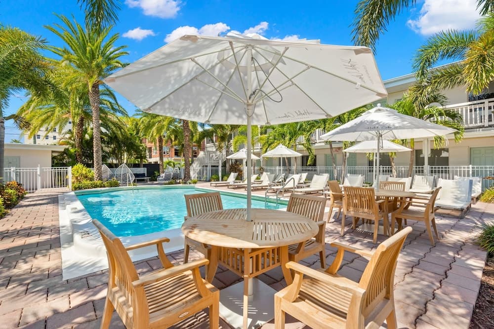 Cabana Condo Heated Pool, Steps to the Beach! interior in Clearwater Beach — gallery photo 2