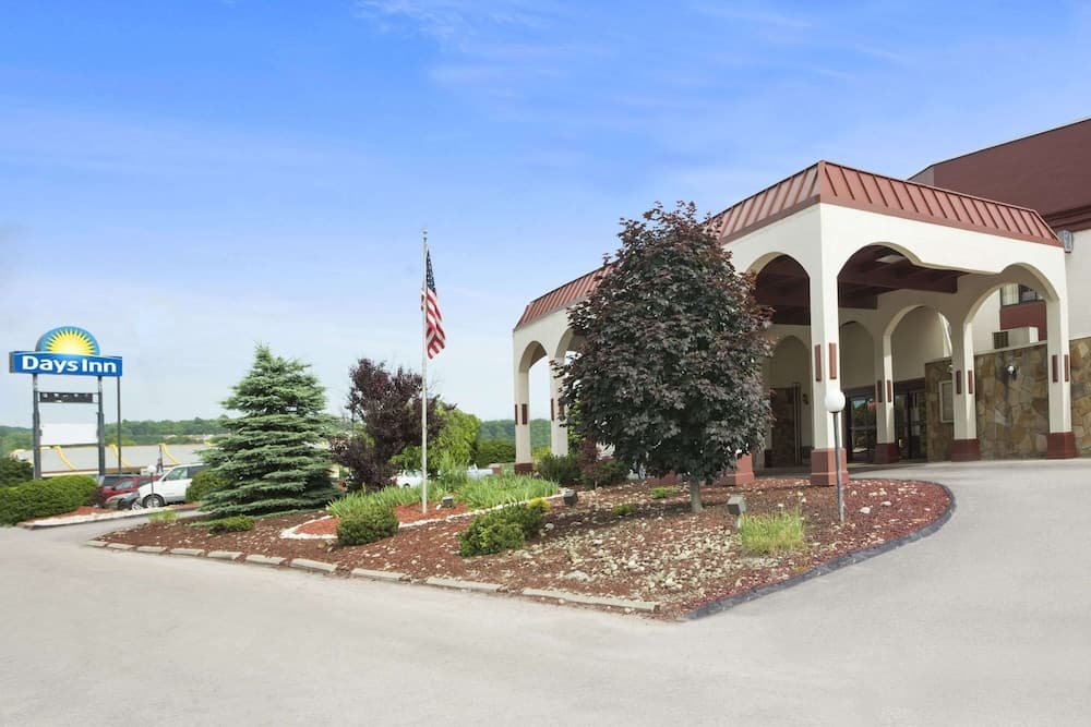 Ramada by Wyndham Pittsburgh/New Stanton featured exterior or lobby in New Stanton, PA — similar hotel