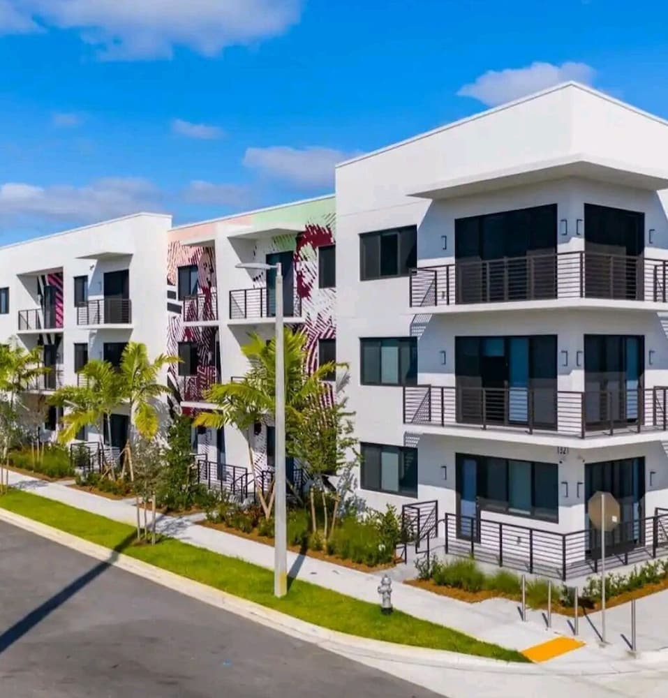 Lux and Cozy 2beds 2 Baths up to 8 guest — hotel in West Palm Beach, Florida