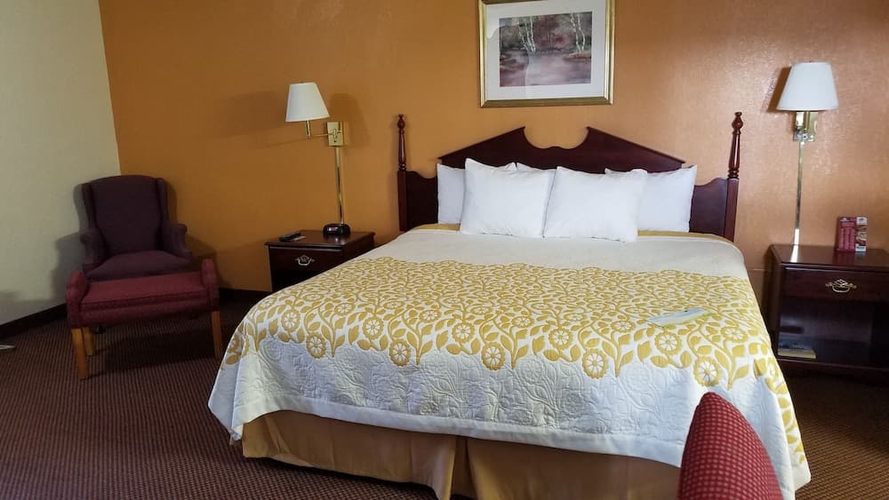 Days Inn by Wyndham Amherst property views in Amherst, OH — gallery photo 3