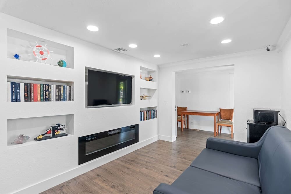 Super 8 by Wyndham Kissimmee/Orlando property views in Kissimmee, FL — gallery photo 3