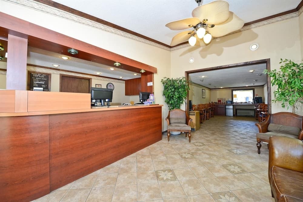 Americas Best Value Inn & Suites Warren Detroit gallery photo in Warren, MI — image 16