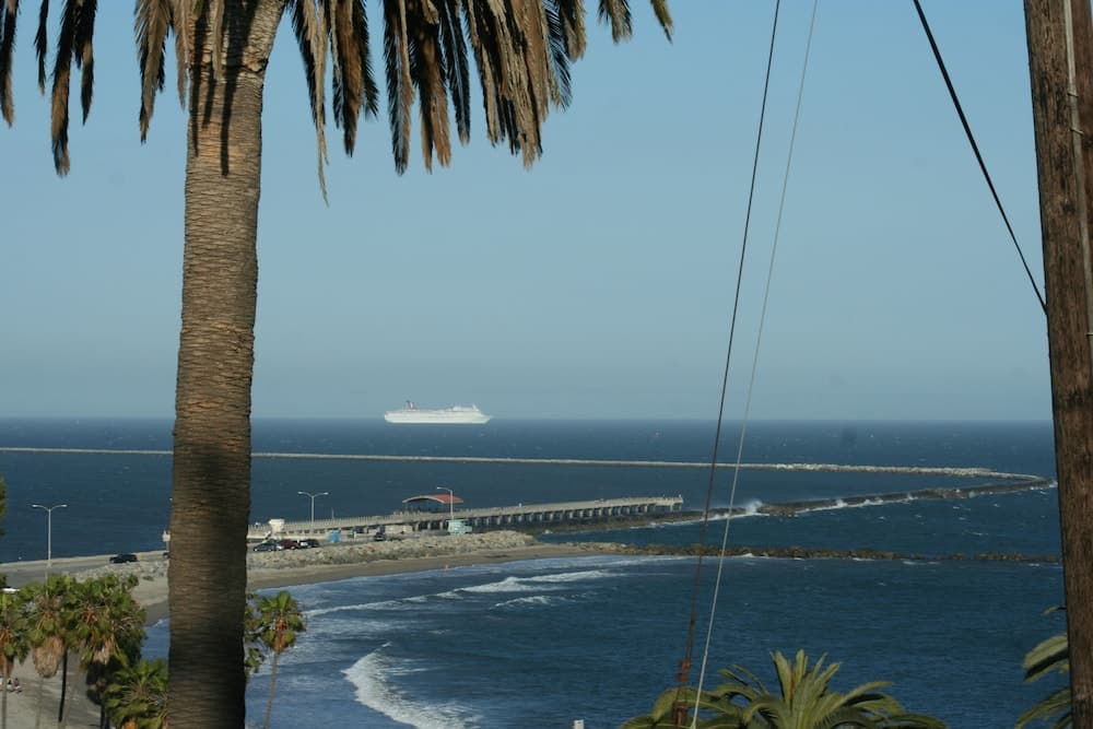 Pacific Inn & Suites property views in San Pedro, CA — gallery photo 3