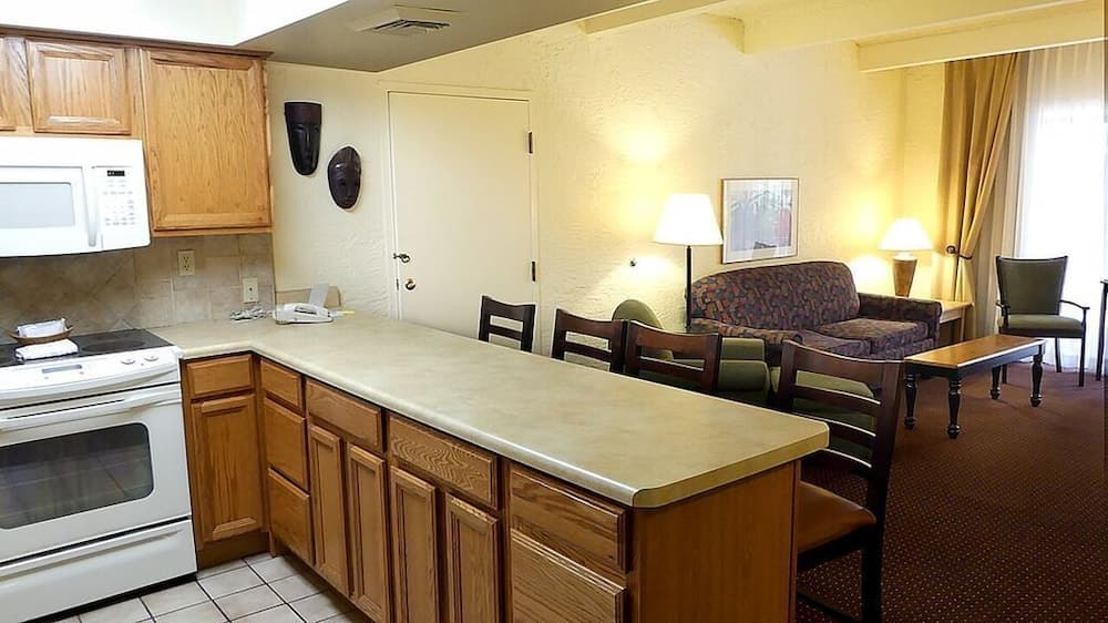 Pima Inn Suites at Talking Stick interior in Scottsdale, AZ — gallery photo 2