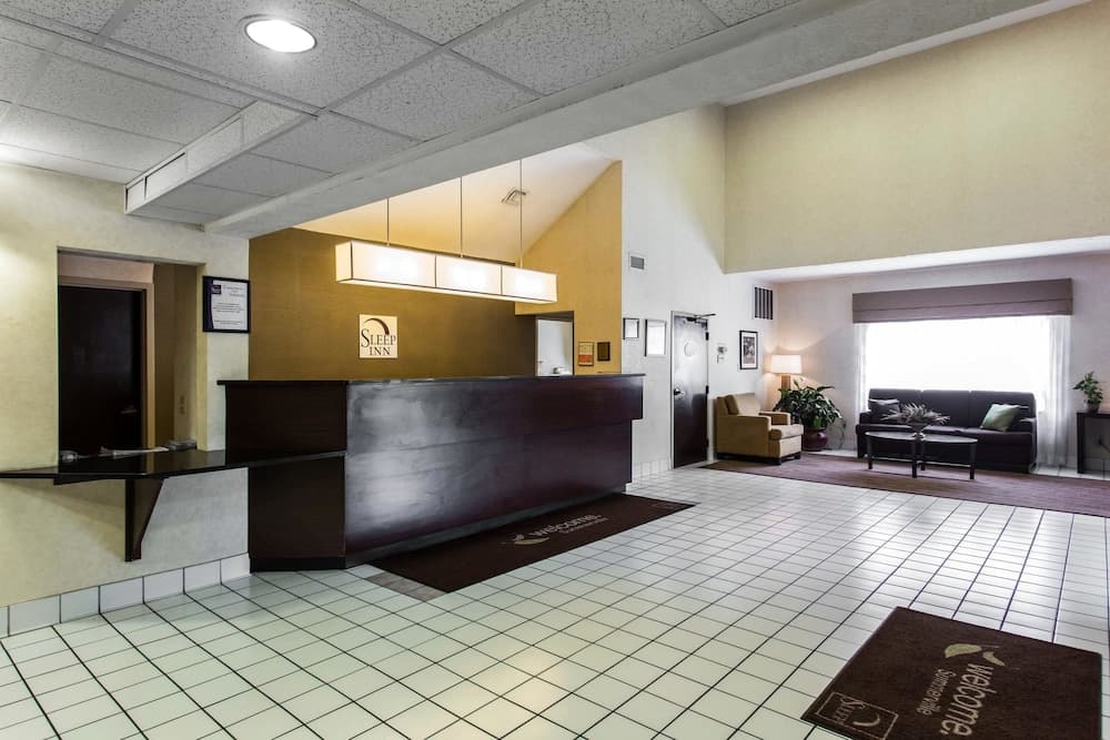 SureStay by Best Western Summerville Flowertown interior in Summerville, SC — gallery photo 2