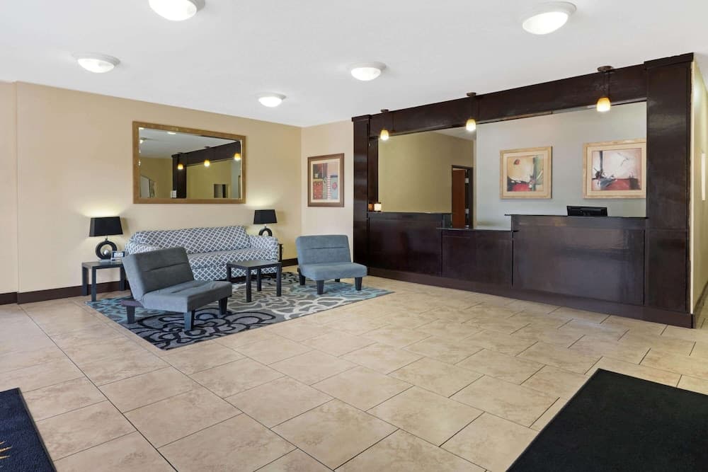 La Quinta Inn & Suites by Wyndham Morgan City interior in Morgan City, LA — gallery photo 2