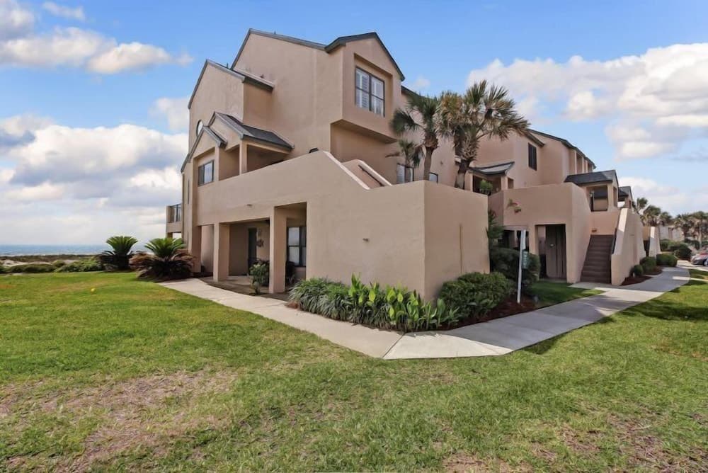 102 Sailmaker featured exterior or lobby in Fernandina Beach, FL — similar hotel