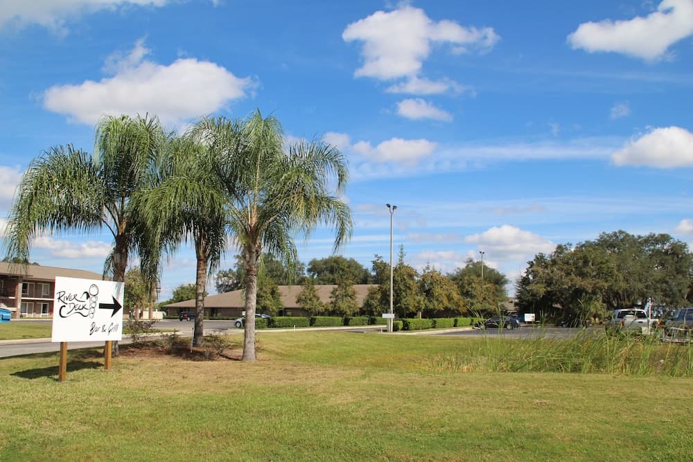 Crystal Cove Hotel featured exterior or lobby in Palatka, FL — similar hotel