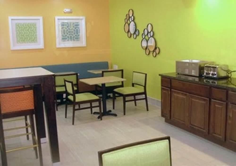 Econo Lodge interior in Fultondale, AL — gallery photo 2