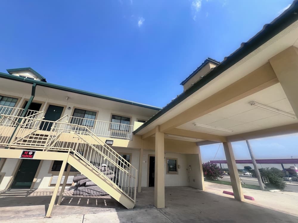 garden inn and suites — hotel in Pearsall, Texas