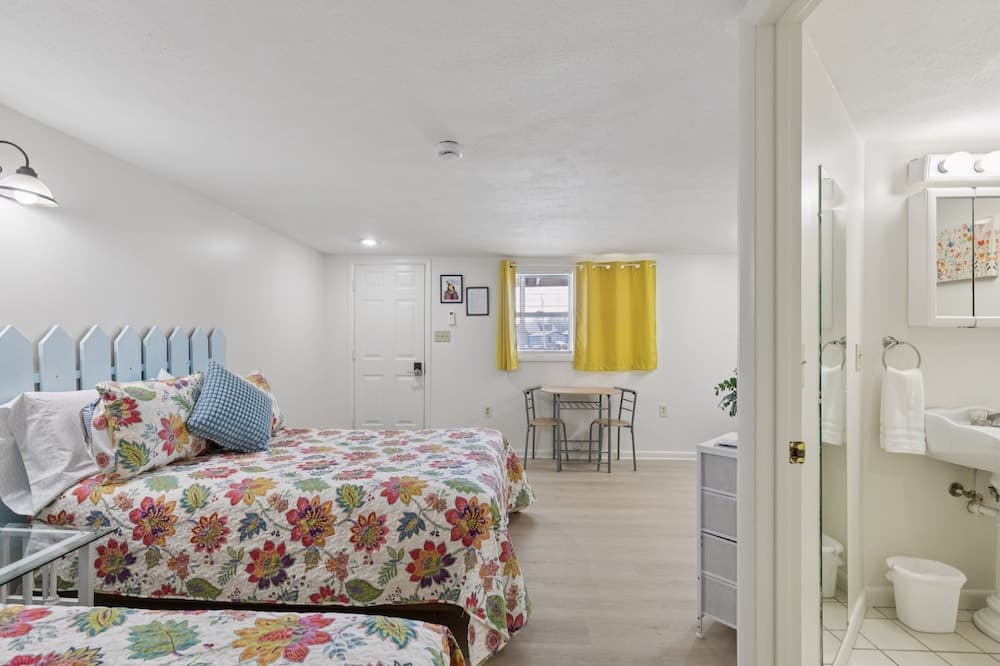 Dave's Last Resort Poolside-charming Cabin 1 1 Bedroom Hotel Room property views in Monticello, IN — gallery photo 3