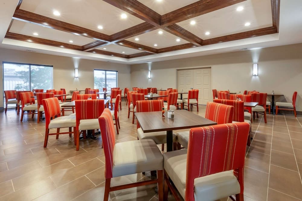 Comfort Suites Oshkosh West gallery photo in Oshkosh, WI — image 34
