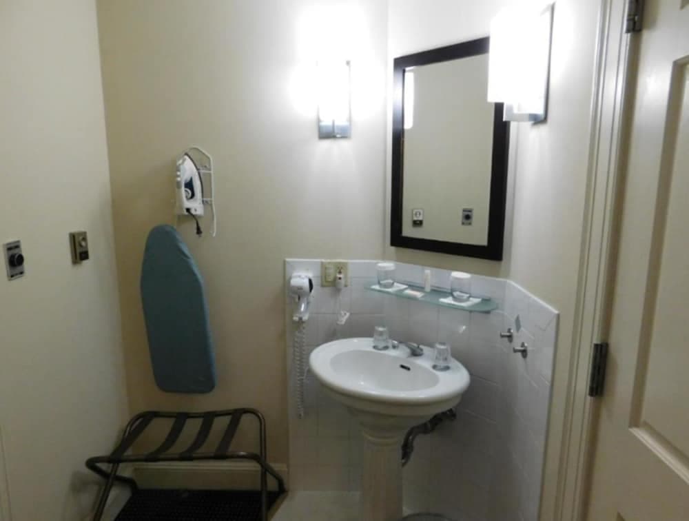 Washington Inn interior in Oakland, CA — gallery photo 2