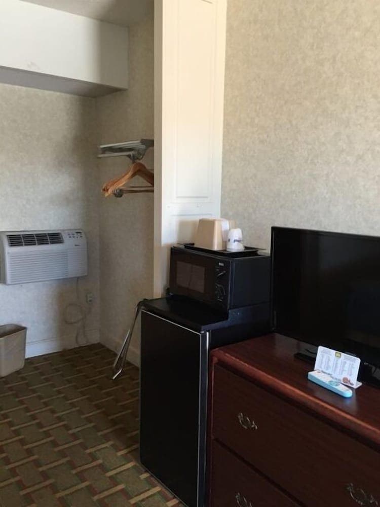 Quality Inn Elberton interior in Elberton, GA — gallery photo 2