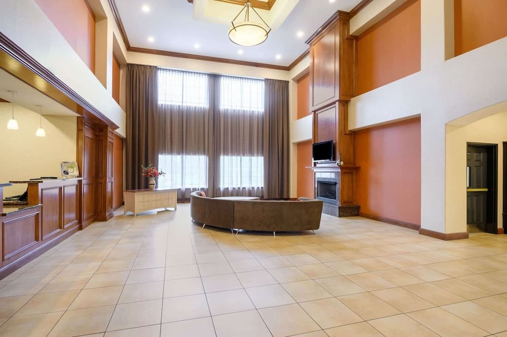 La Quinta Inn & Suites by Wyndham Longview North interior in Longview, TX — gallery photo 2