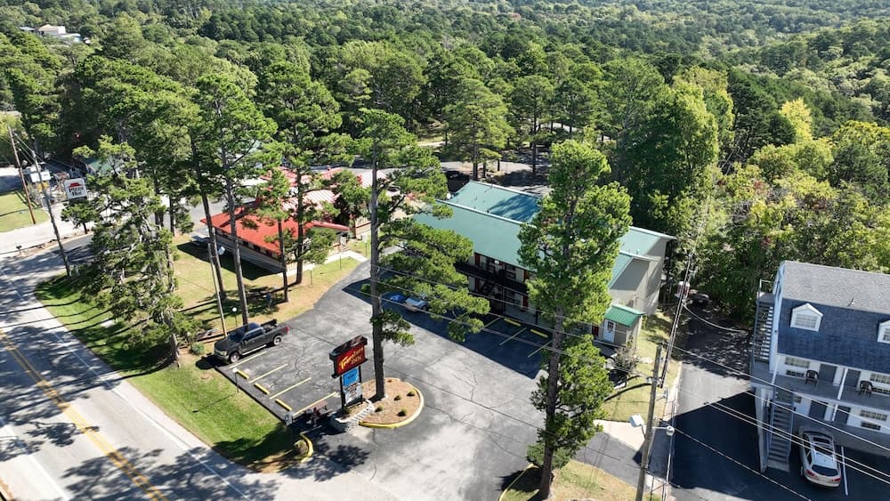 Travelers Inn featured exterior or lobby in Eureka Springs, AR — similar hotel