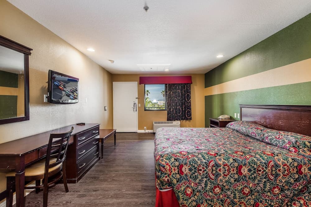 Budget Inn property views in Santa Fe Springs, CA — gallery photo 3