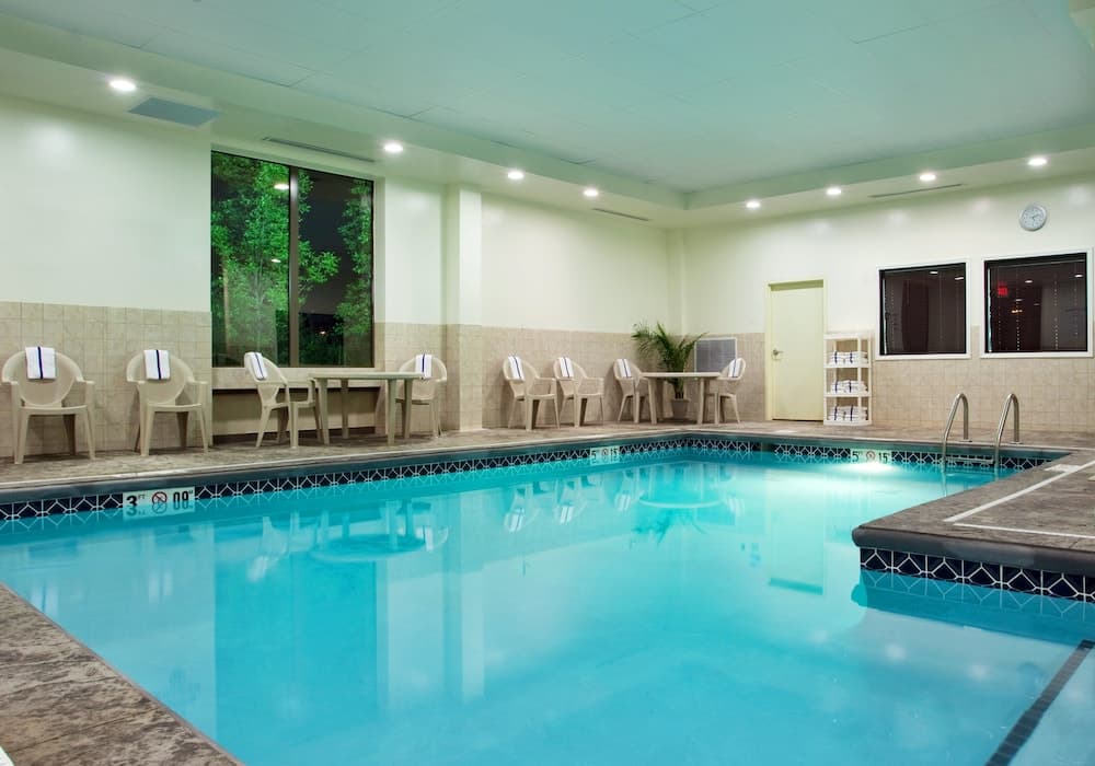 Holiday Inn Express & Suites Akron Regional Airport Area by IHG interior in Akron, OH — gallery photo 2