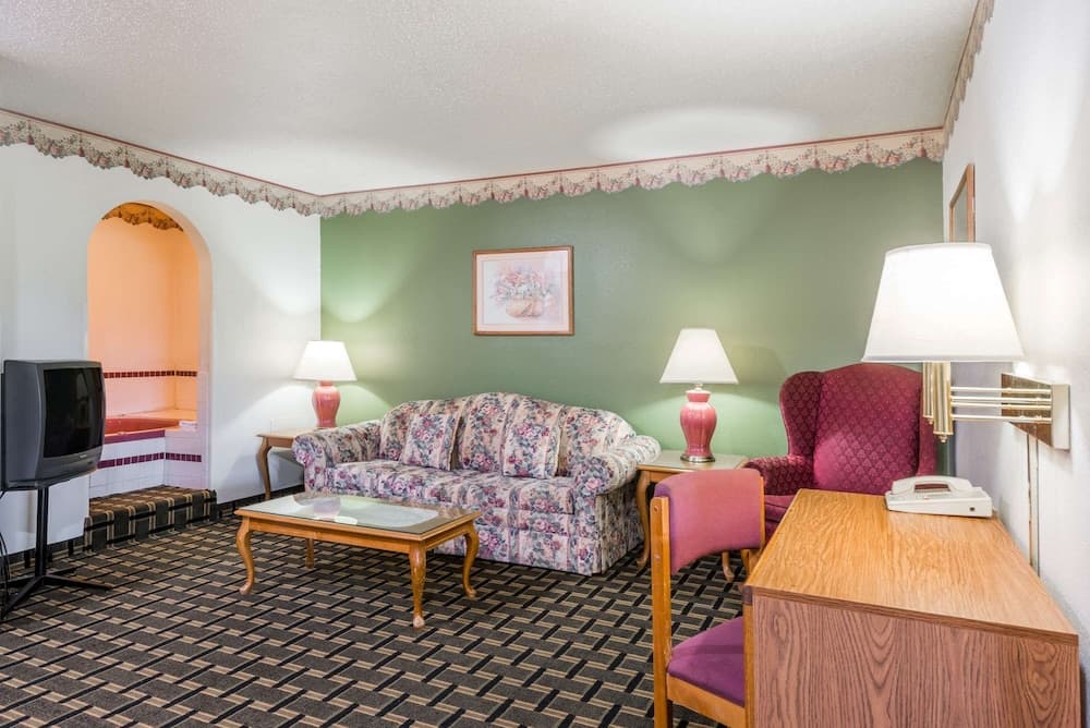 Super 8 by Wyndham Coshocton Roscoe Village gallery photo in Coshocton, OH — image 5
