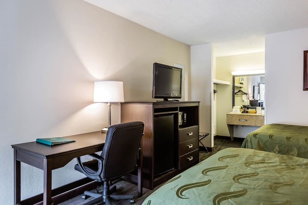 Quality Inn Culpeper interior in Culpeper, VA — gallery photo 2