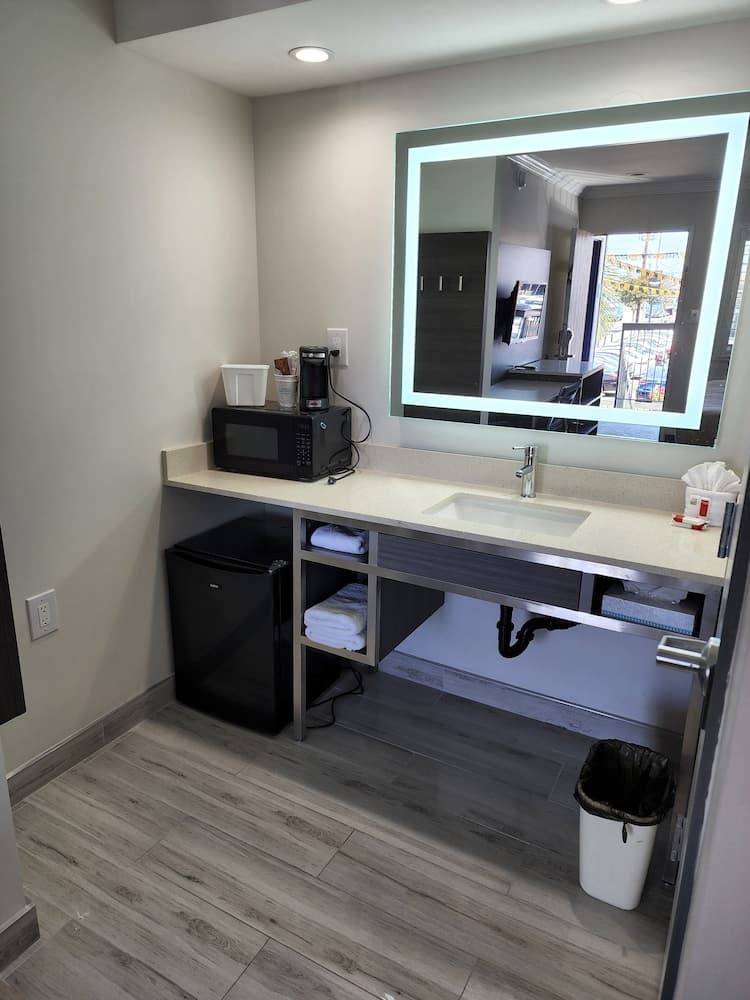 Travelodge by Wyndham Fullerton Near Anaheim gallery photo in Fullerton, CA — image 21