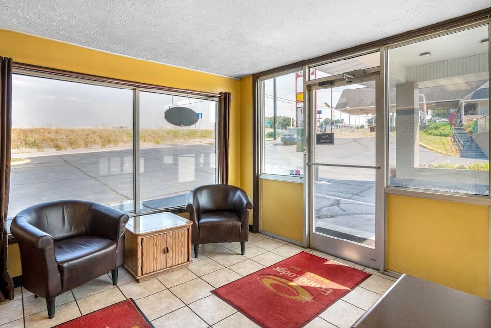 Econo Lodge Rolla I-44 Exit 184 Near Missouri University of Science and Technology interior in Rolla, MO — gallery photo 2