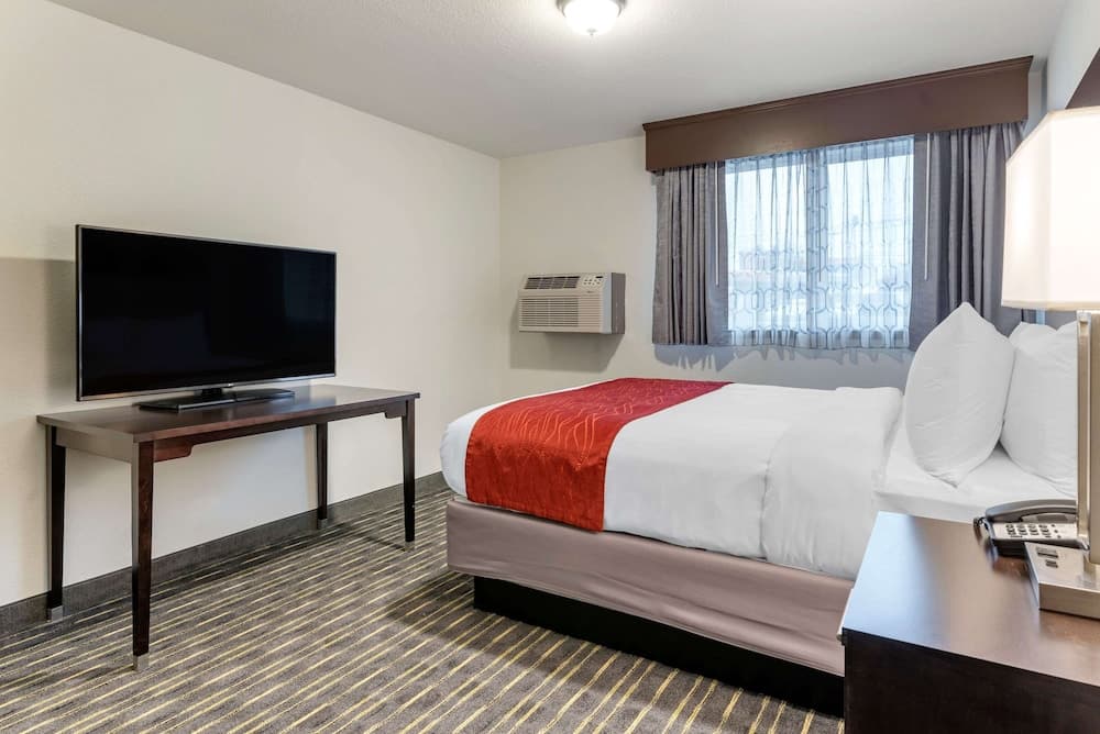 Comfort Inn & Suites Tigard near Washington Square interior in Tigard, OR — gallery photo 2