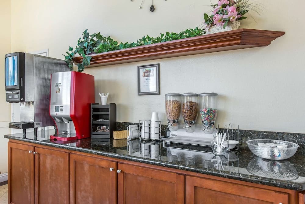 Rodeway Inn & Suites Canyon Lake-Menifee West gallery photo in Menifee, CA — image 12