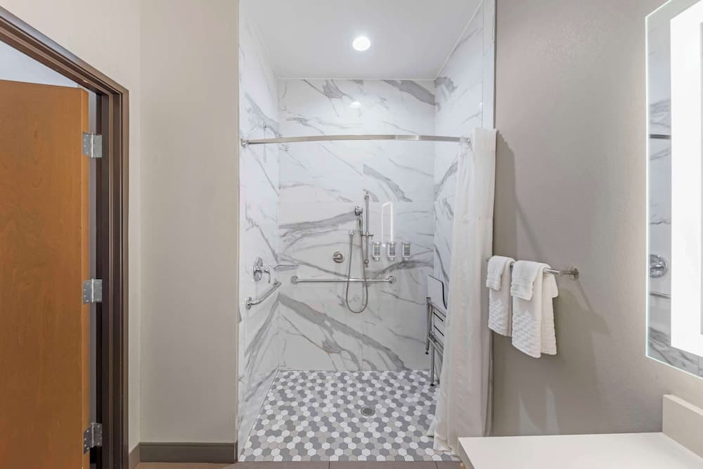 Best Western Plus Chickasha Inn interior in Chickasha, OK — gallery photo 2