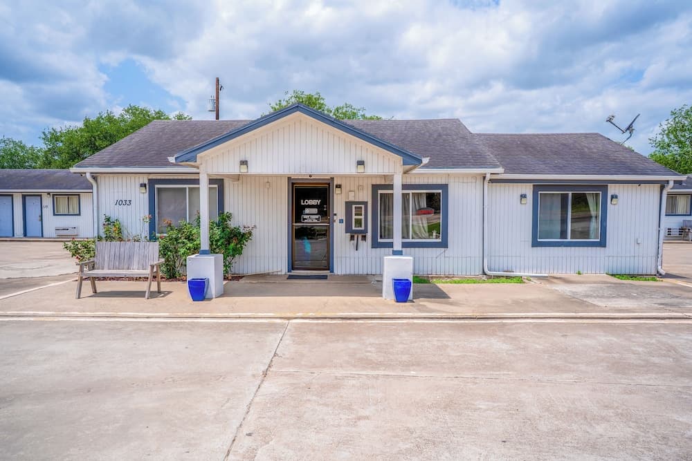 OYO Budget Inn Falfurrias Hwy 281 property views in Falfurrias, TX — gallery photo 3