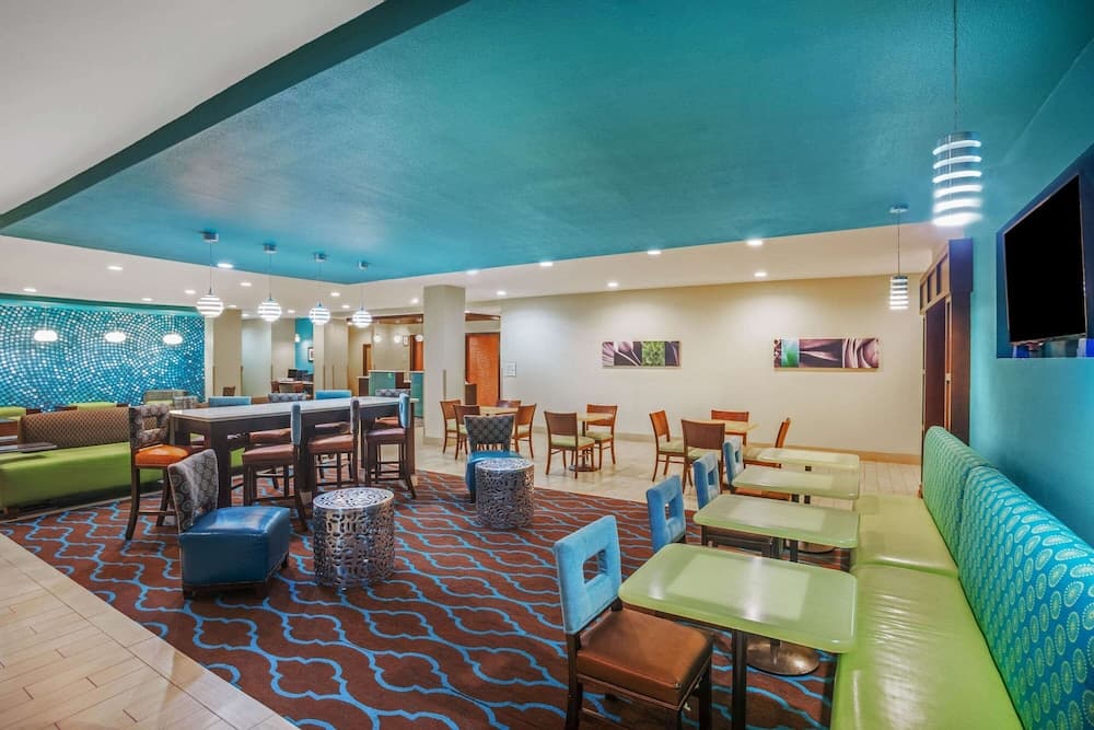 La Quinta Inn & Suites by Wyndham Beeville interior in Beeville, TX — gallery photo 2