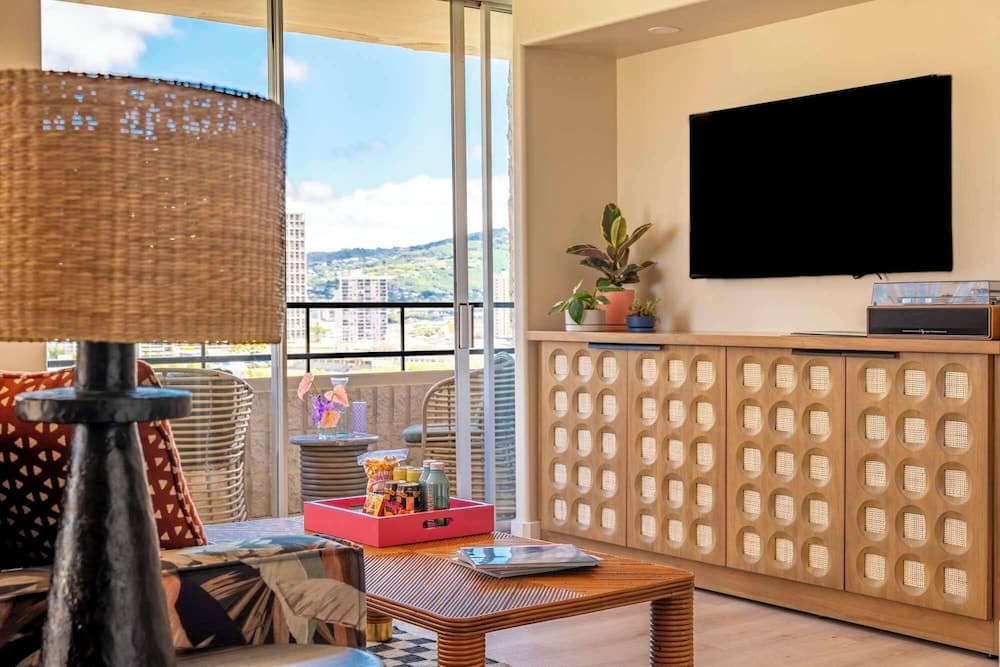 Wayfinder Waikiki interior in Honolulu, HI — gallery photo 2