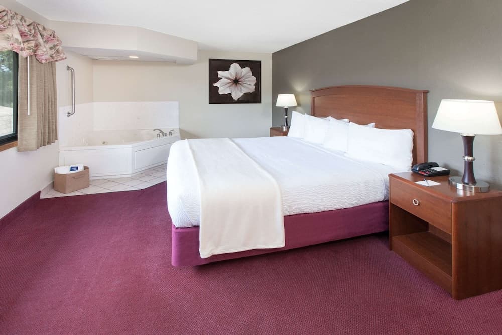 AmericInn by Wyndham Iowa Falls property views in Iowa Falls, IA — gallery photo 3