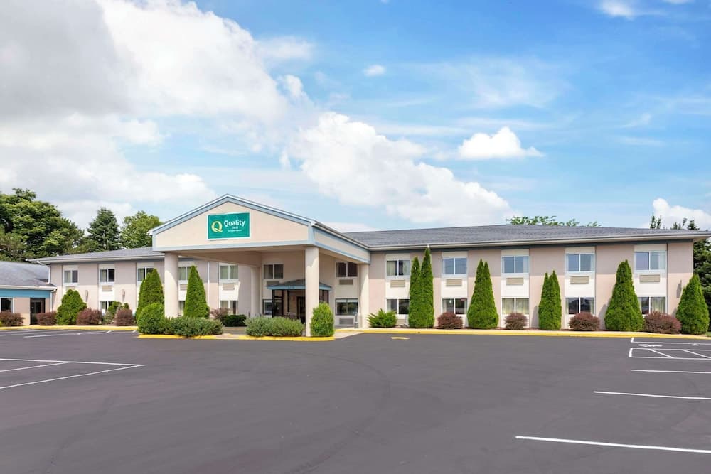 Quality Inn Huron featured exterior or lobby in Huron, OH — similar hotel