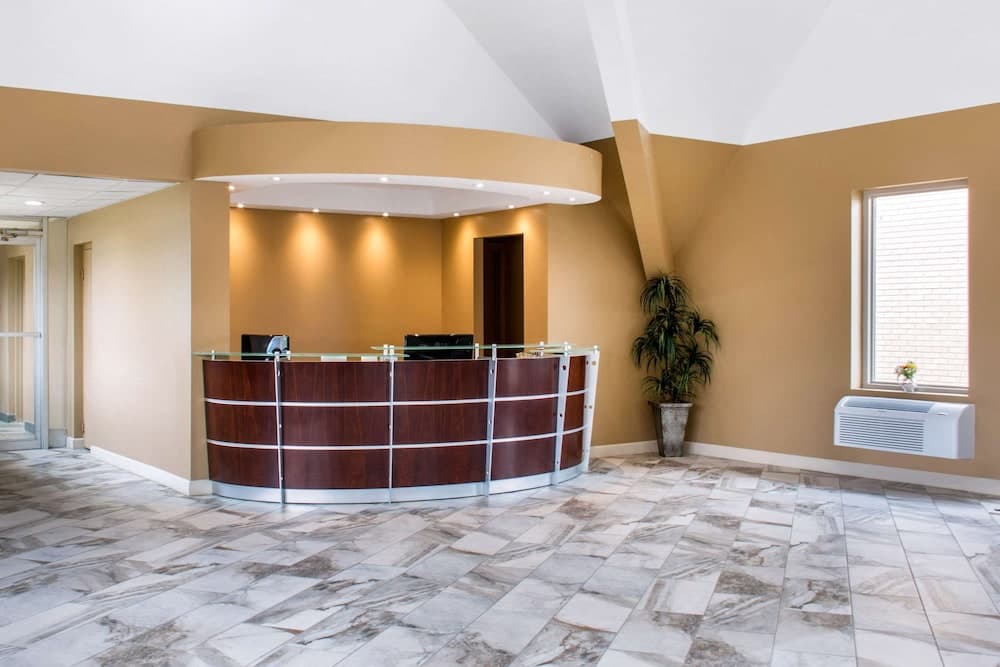 Econo Lodge Inn And Suites interior in Binghamton, NY — gallery photo 2