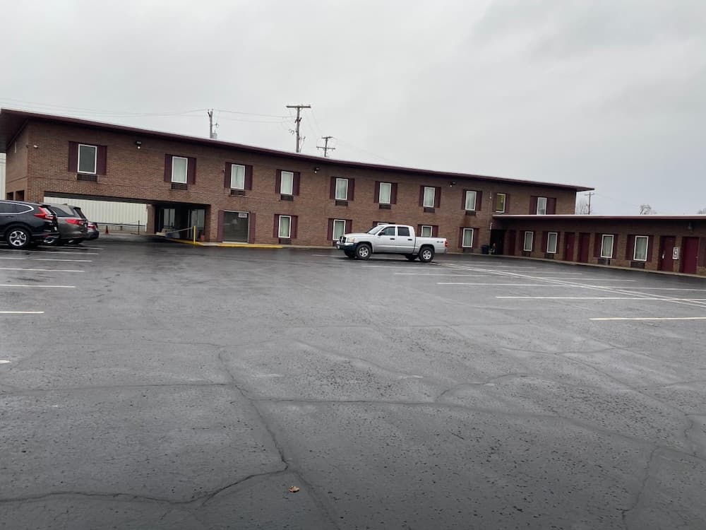 Executive Inn featured exterior or lobby in Chillicothe, OH — similar hotel