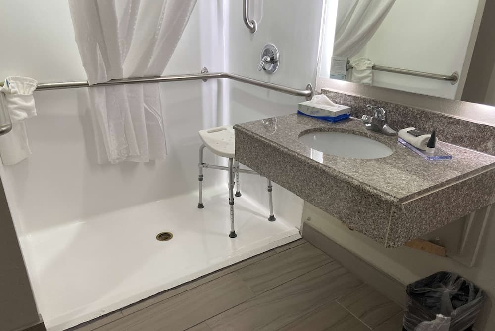 Days Inn & Suites by Wyndham Tahlequah interior in Tahlequah, OK — gallery photo 2